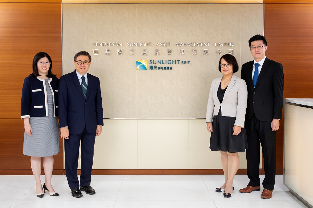 Mr. Keith Wu, Chief Executive Officer of the Manager (second from left), Ms. Vivian Yip, General Manager – Investment and Investor Relations of the Manager (left), Ms. Kennis Chong, Deputy General Manager, Global Corporate Banking Department of BOCHK (second from right) and Mr. Calvin Woo, Assistant General Manager, Global Corporate Banking Department of BOCHK (right) announce that Sunlight REIT has secured its second tranche of SLL from BOCHK.