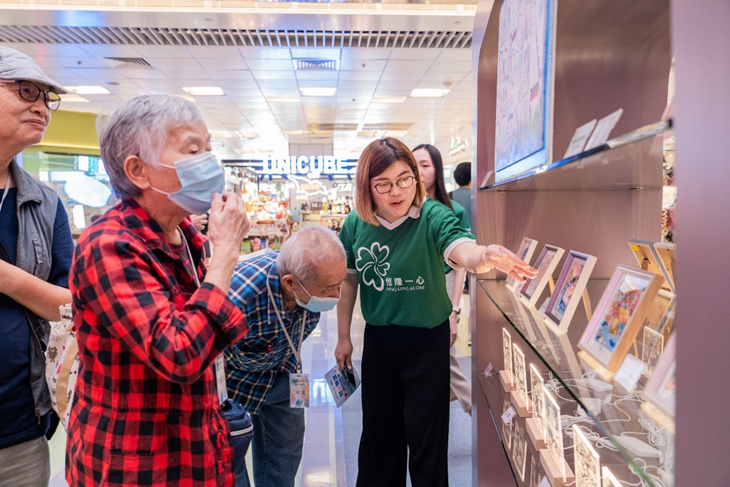 Hang Lung As One volunteer introduces members of the community to the 