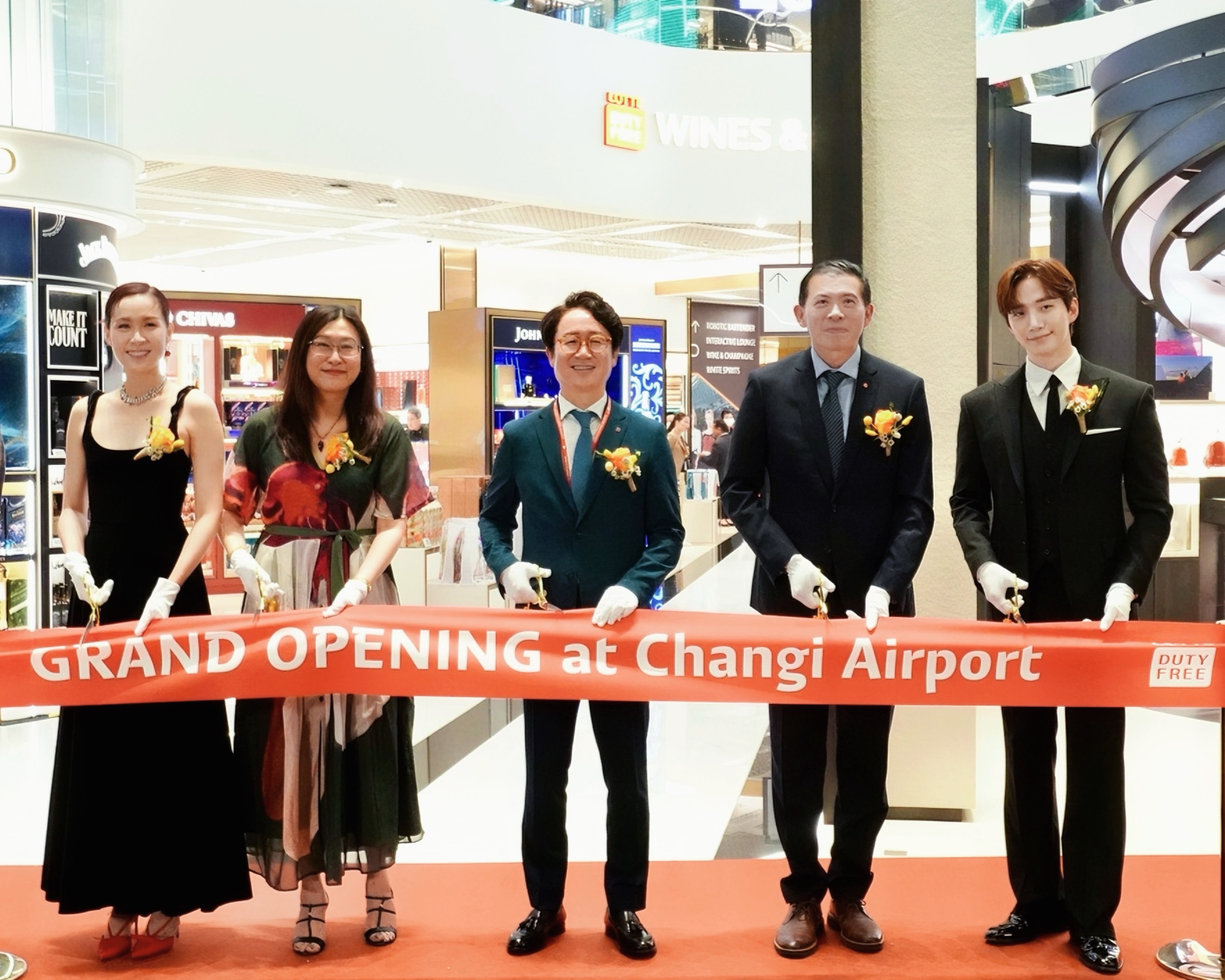 Ribbon Cutting at Lotte Duty Free Terminal 3 Departure Central Duplex Store. From left: Ms. Xu Ya Hui (SG Guest Celeb), Ms. Lim Peck Hoon (Changi Airport Group EVP), Mr. Kim Ju Nam (Lotte Duty Free Global CEO), Mr. Lee Seow Hiang (Changi Airport Group CEO), Mr. Lee Jun Ho (Korean Guest Celeb)