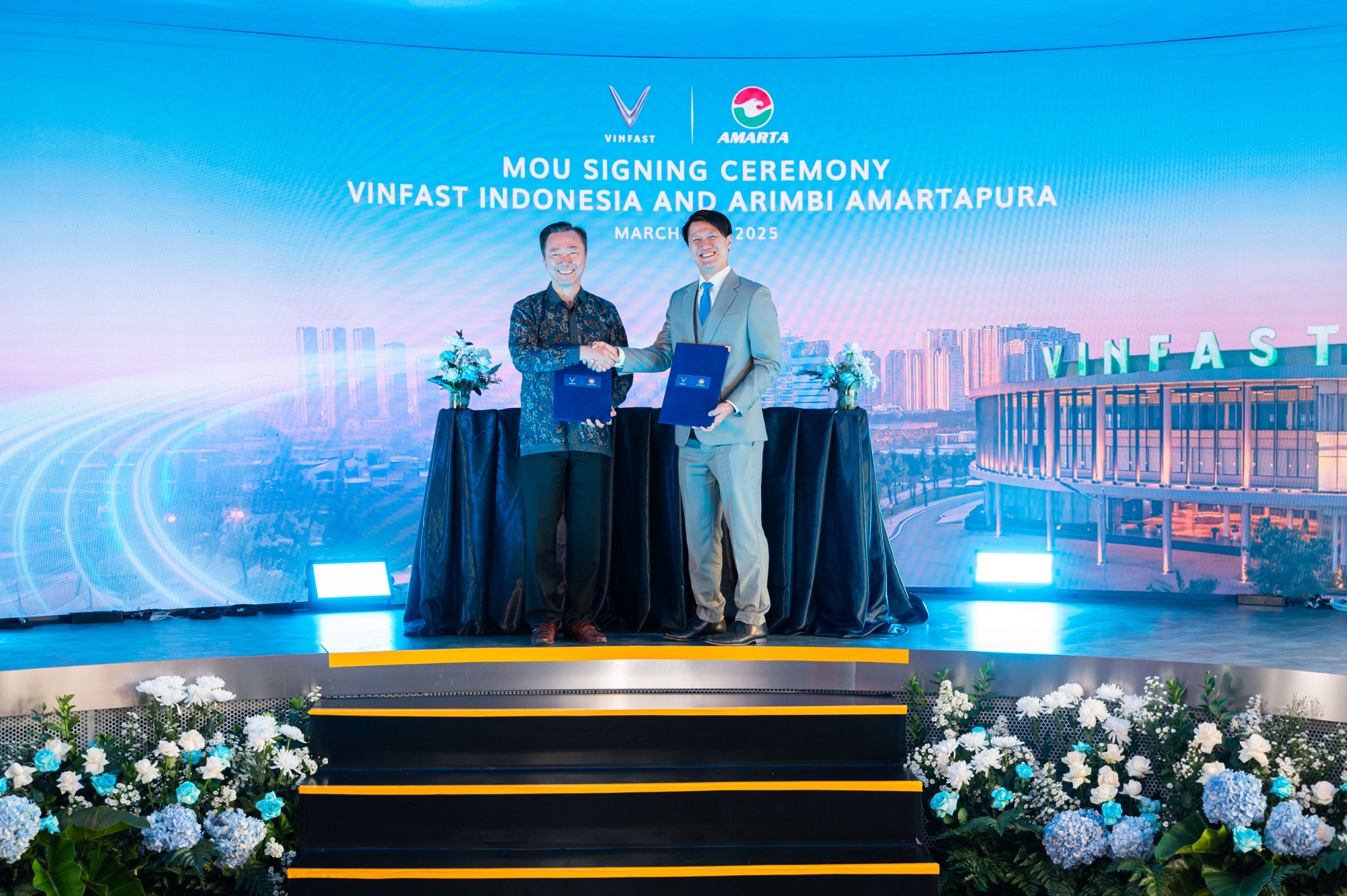 VinFast Asia CEO (left) and Amarta CEO at the MOU signing ceremony.