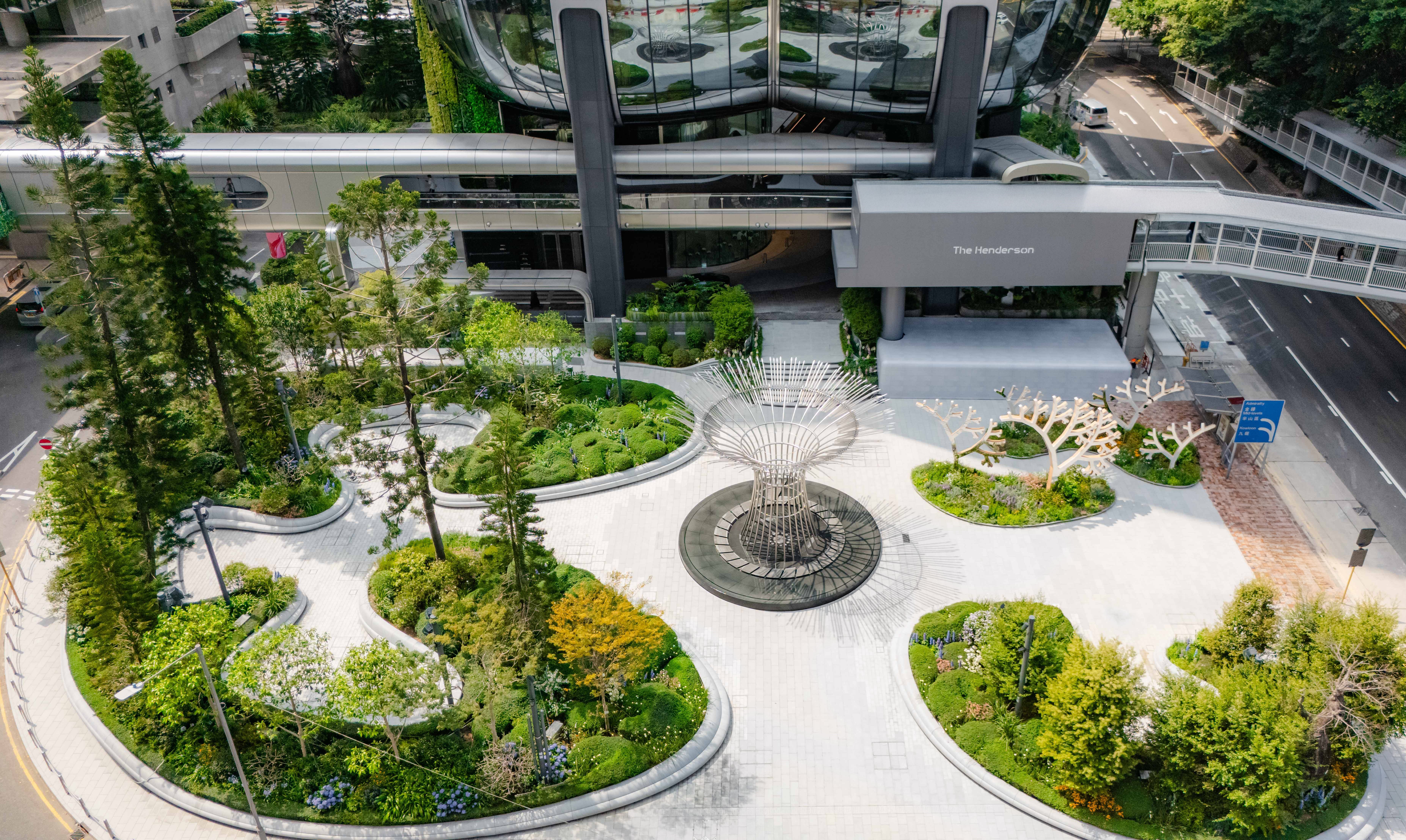 The Group has transformed the Lambeth Walk Rest Garden into the Art Garden next to The Henderson and become the ZHA’s first sculpture art garden in Asia. The Art Garden evolves throughout the day thanks to creative light and sound effects.