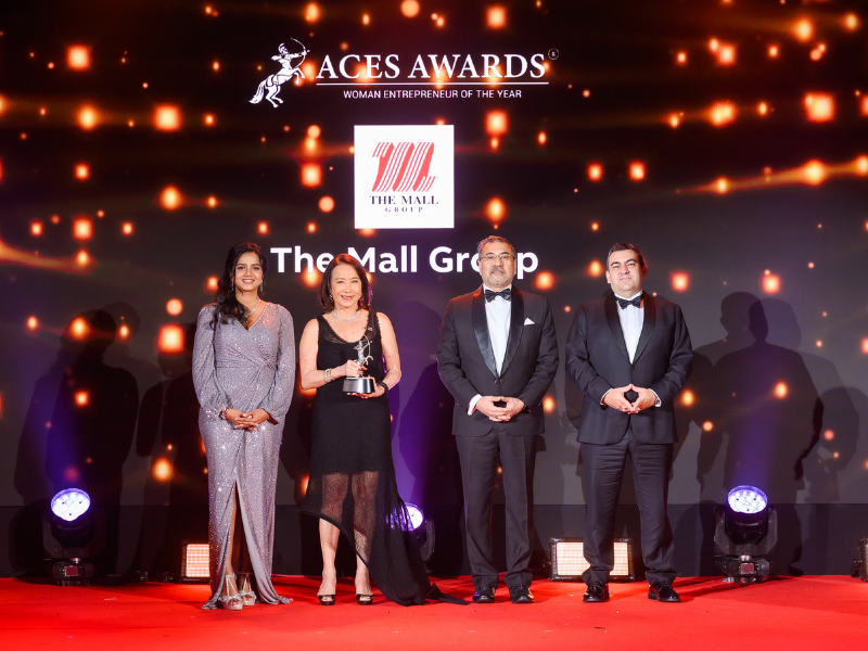 Khun Supaluck Umpujh, Chairwoman of The Mall Group, receives the 2024 ACES Woman Entrepreneur of the Year Award.
