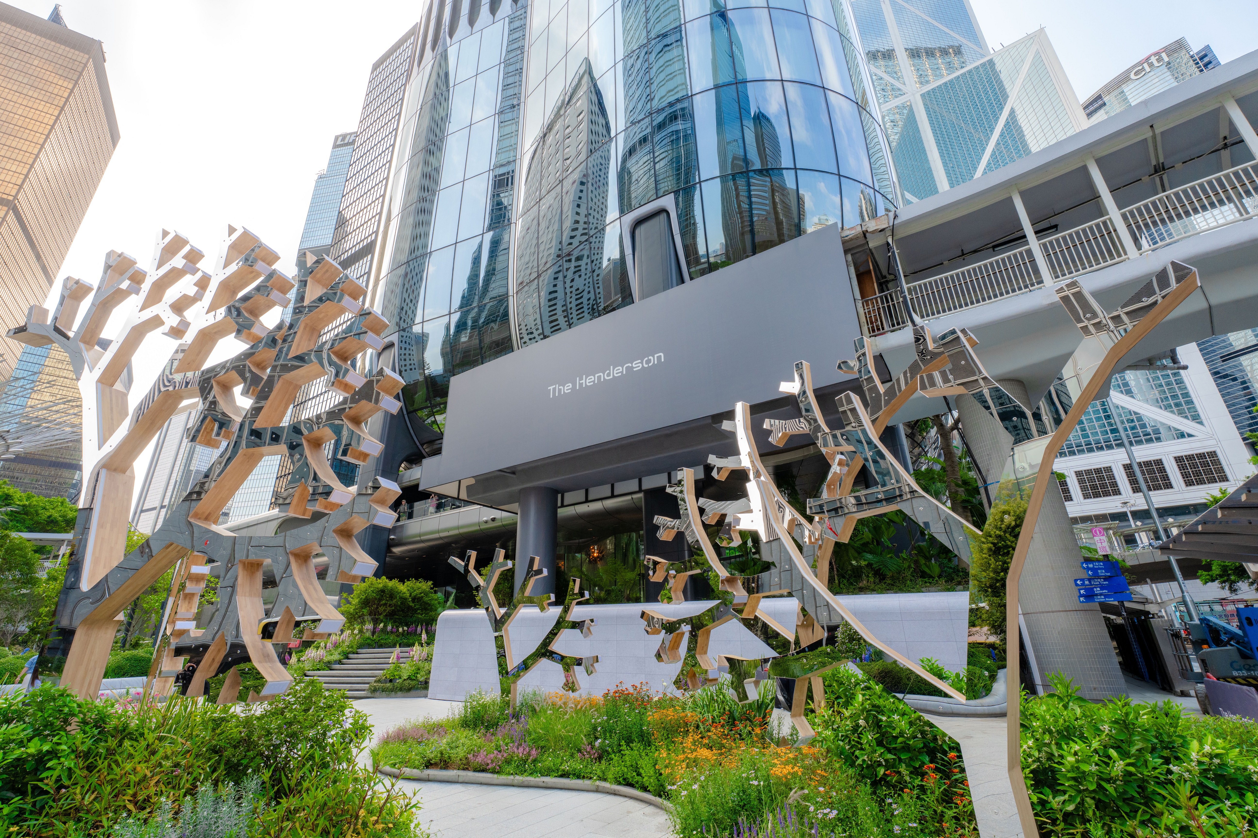 Created by local art group STICKYLINE x Leanna Lee, The Fractal Forest marks the first use of fractal geometry and the golden ratio in an art form, echoing the design philosophy of The Henderson while incorporating conservation elements to promote biodiversity.