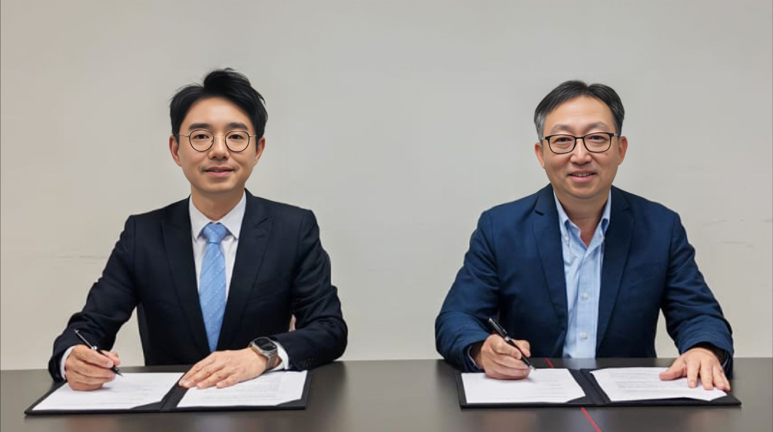 Mr. Andrew Lo Chun-kit, Chairman and CEO of EFT Solutions (Left), and Mr. Hsu Ching-chung, Chairman of Airlink Technology, attended the signing ceremony of the MOU.