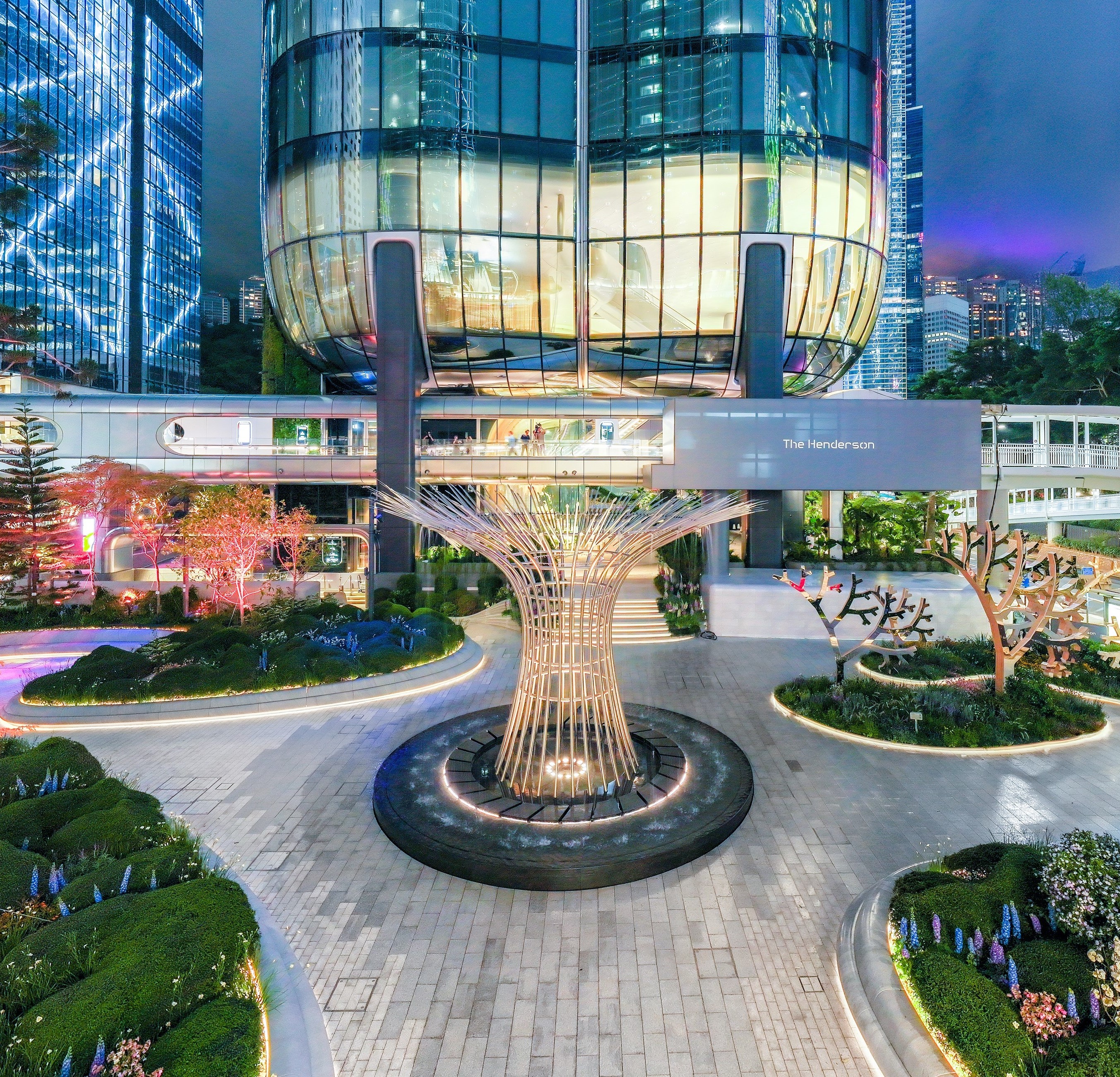 The Group has transformed the Lambeth Walk Rest Garden into the Art Garden next to The Henderson and become the ZHA’s first sculpture art garden in Asia. The Art Garden evolves throughout the day thanks to creative light and sound effects.