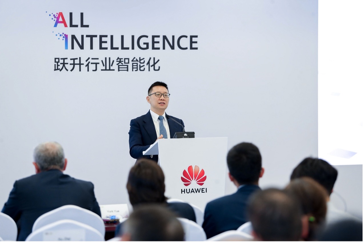 York Yue, Vice President of Huawei, CEO of ISP & OTT BU, delivering a speech