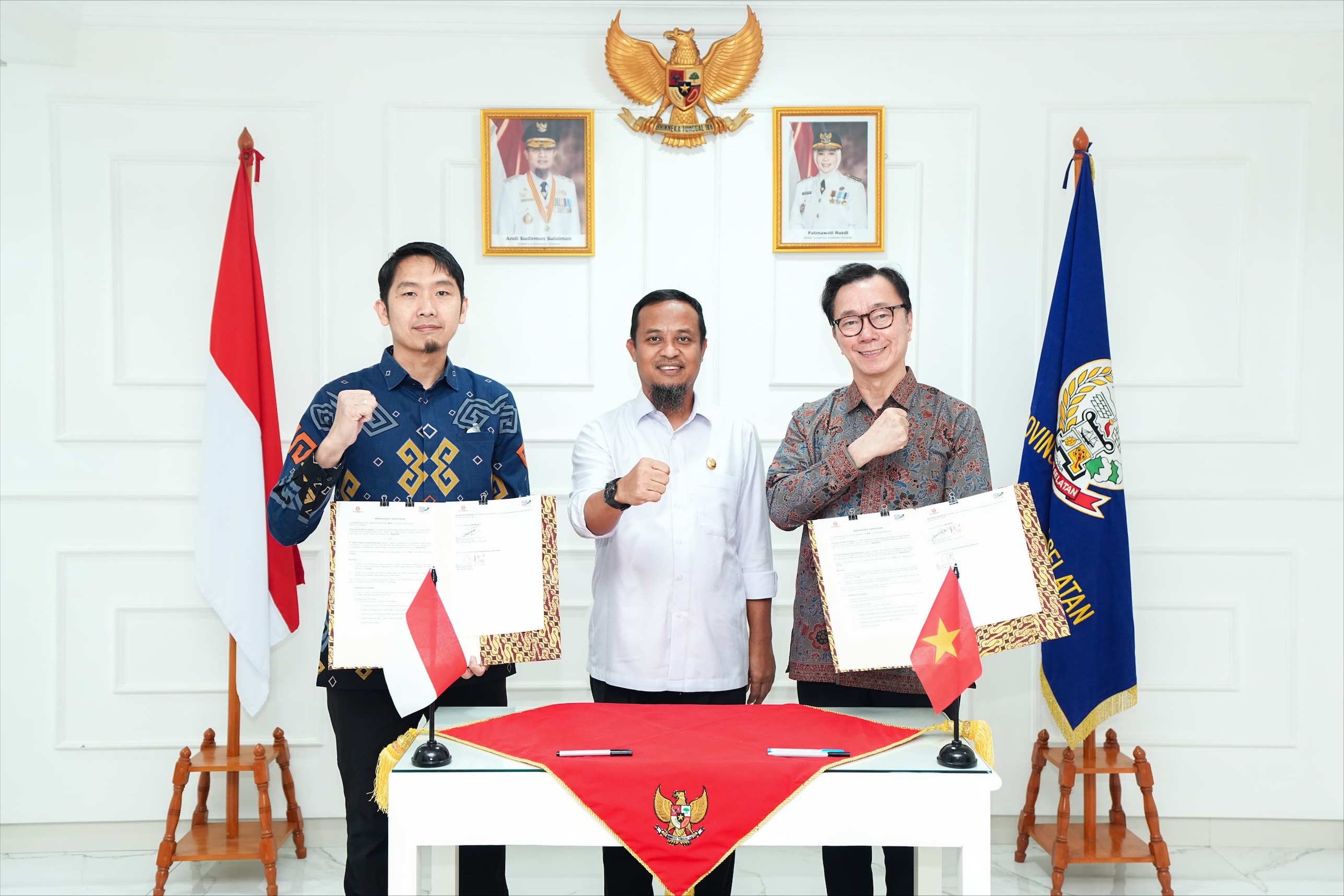 The signing ceremony was attended by Mr. Andi Sudirman Sulaiman, the Governor of South Sulawesi (center), along with senior executives from both companies.