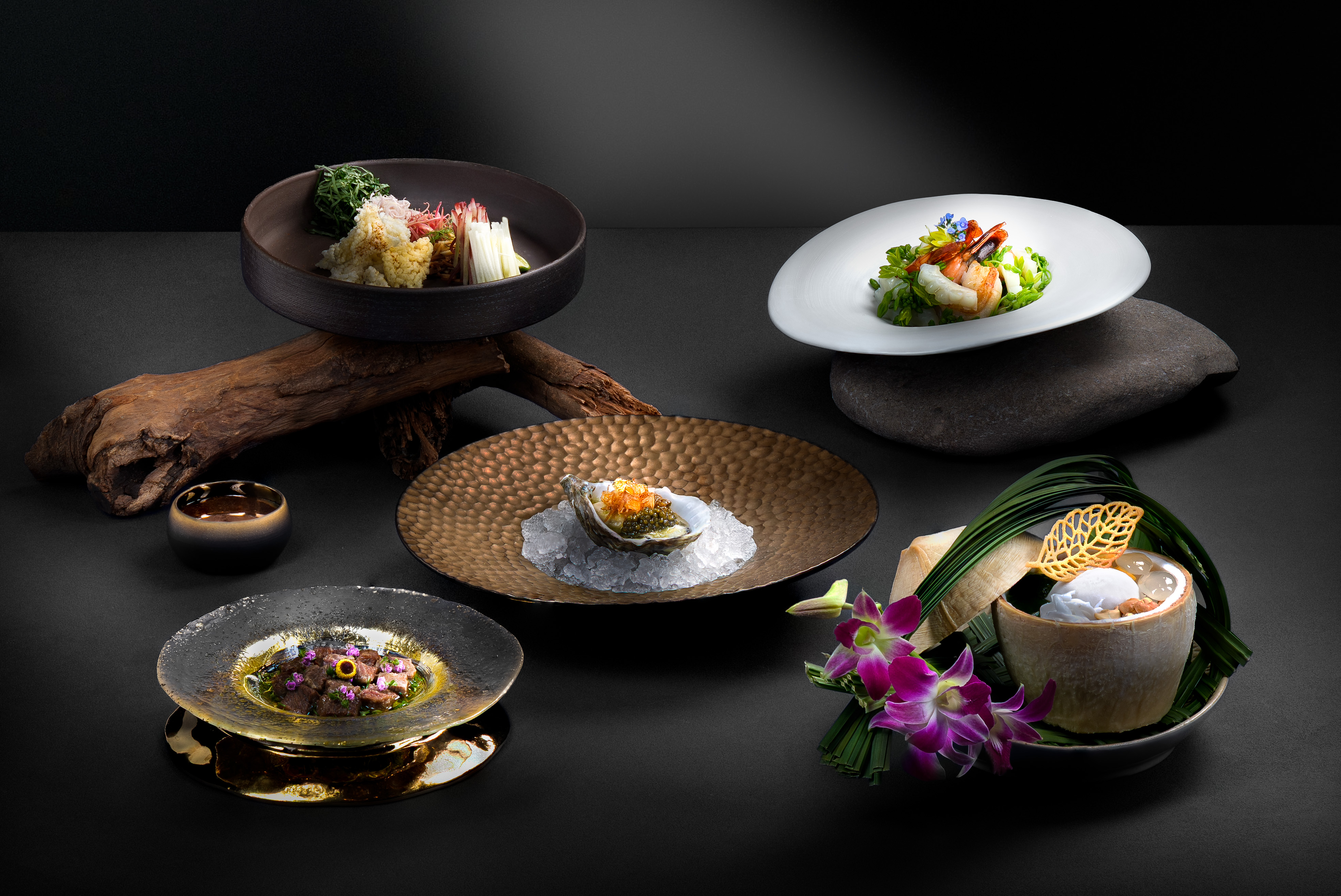 A special seasonal menu celebrating the charisma of Thai spices and produce revives this golden autumn at Saffron, a Michelin-selected Thai restaurant led by Chef Jan Ruangnukulkit.