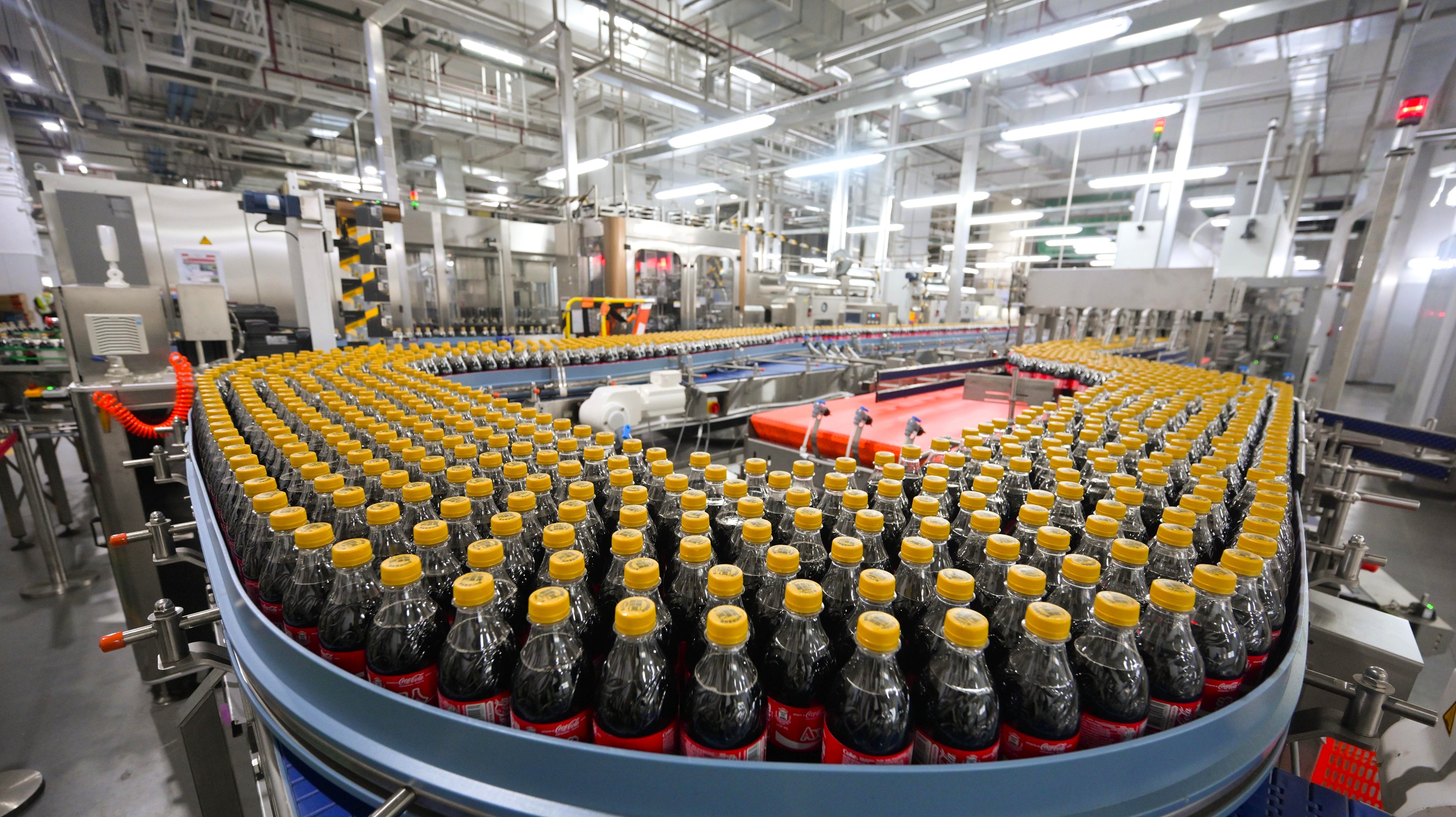 Guided by Mr Richard GOULD, Director and General Manager, Swire Coca-Cola Hong Kong (far left) and Ms Iris LEE, General Manager, Hong Kong and Macau, The Coca-Cola Company (far right), Dr Samuel CHUI, JP, Director of Environmental Protection, HKSAR Government (third from the left), Hon LAU Kwok-fan, MH, JP, Chairman, Panel on Environmental Affairs, Legislative Council (second from the left); Hon KWOK Wai-keung, BBS, JP, Member (Functional Constituency – Labour), Legislative Council (third from the right), Hon LUK Chung-hung, JP, Member, Legislative Council (second from the right), visited Coca-Cola’s local production facility where rPET bottles made from locally recycled plastics are used for new packaging.