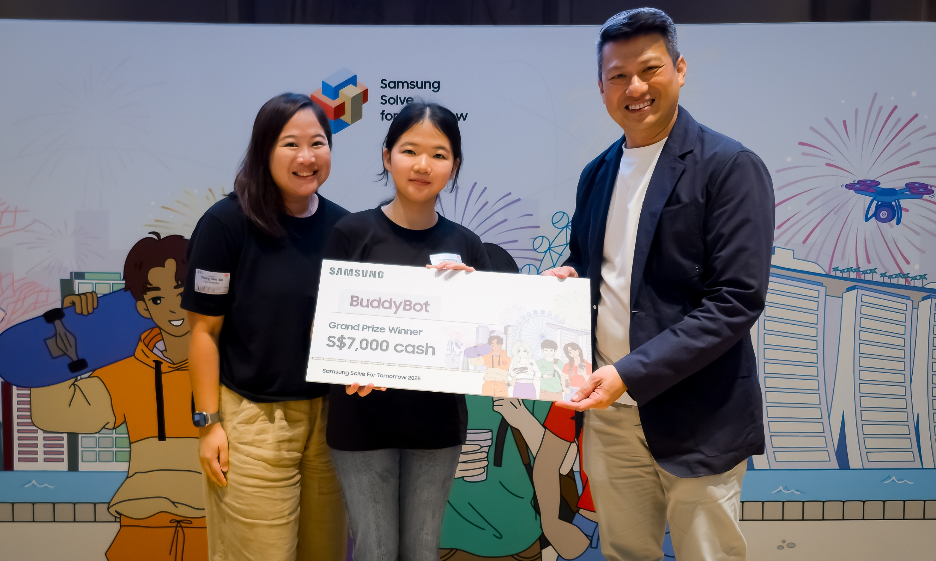 Team BuddyBot receiving their prize from Leonard Tan Bahroocha, Director of Product and Innovation, Samsung Southeast Asia and Oceania