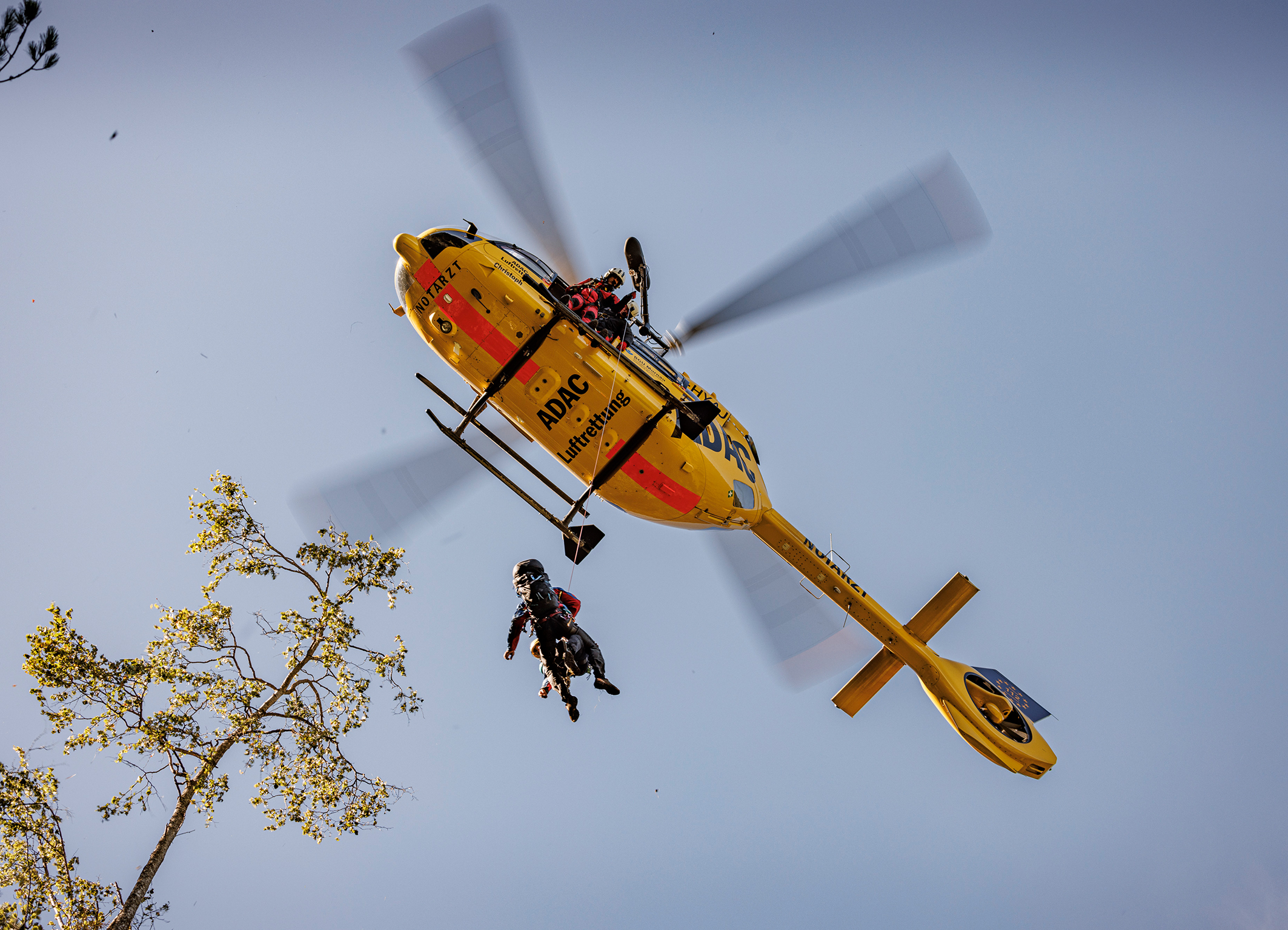 Rescue hoist operation. / Philip Bockshammer