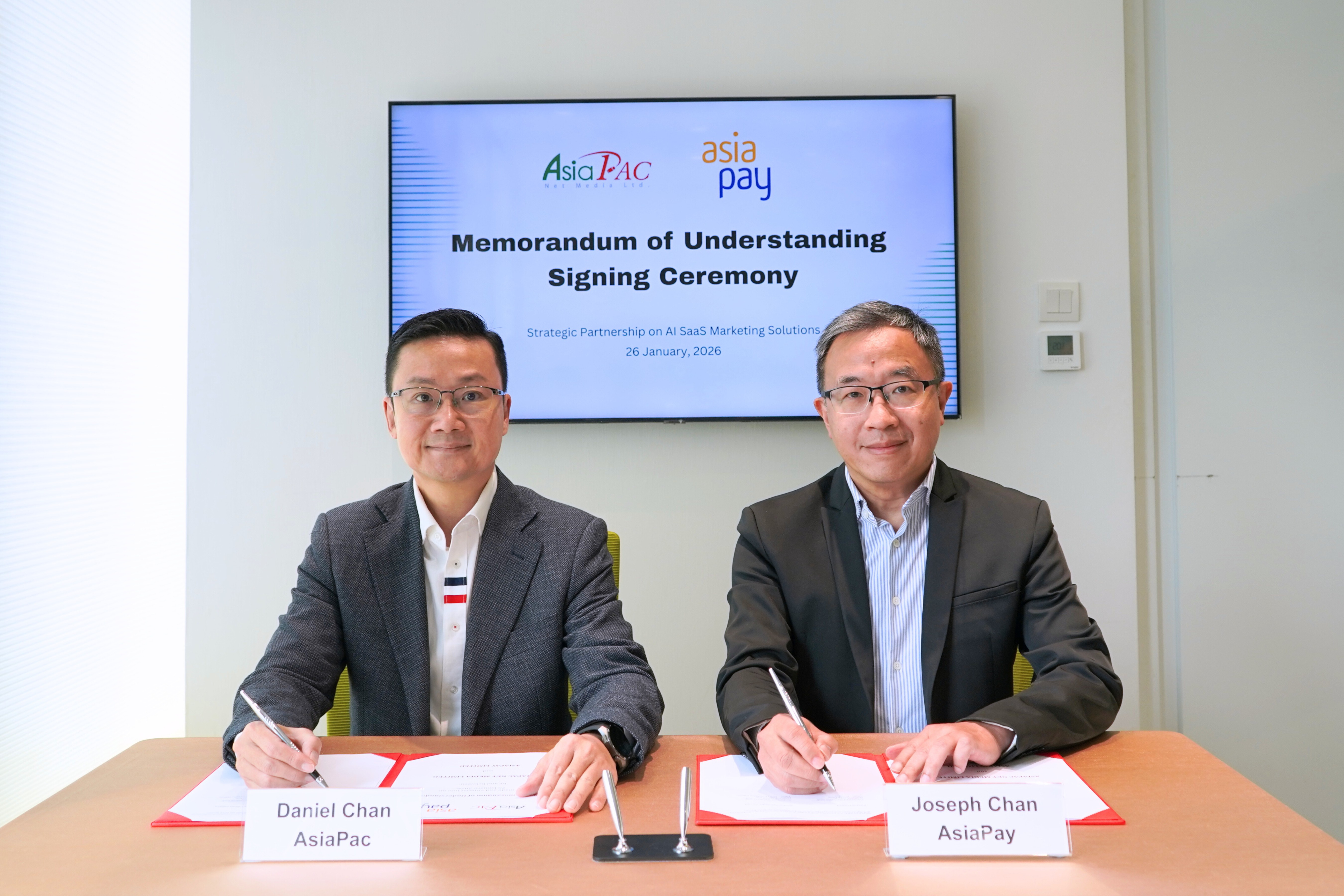 Mr. Daniel Chan (left), CEO of AsiaPac, and Mr. Joseph Chan (right), CEO of AsiaPay, at the MOU signing ceremony.